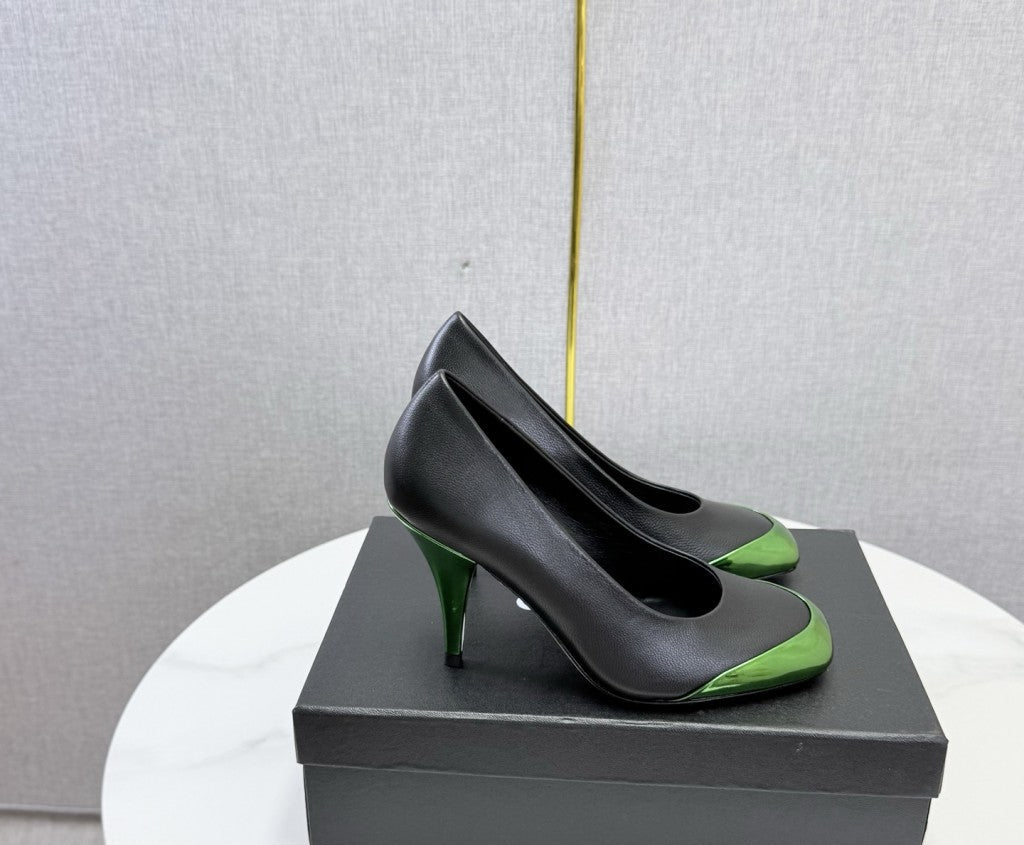 Chanel Square-Toe Cap-Toe Pumps in Black & Metallic Green Leather. Salto 9 cm.