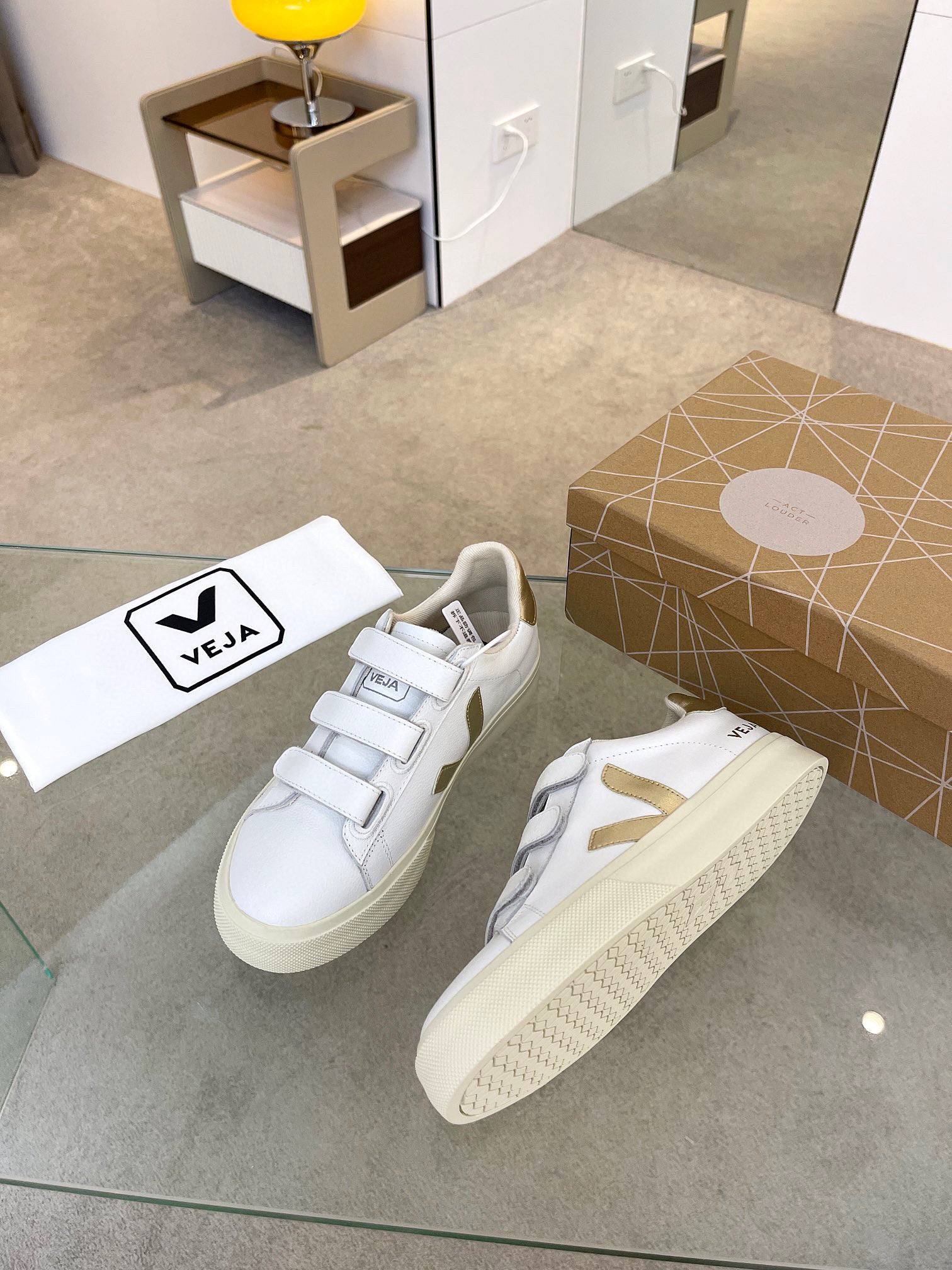 Veja Esplar Leather
White Platine