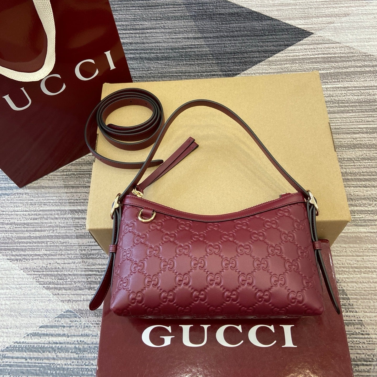Gucci GG Emblem Small Shoulder Bag Bôrdo