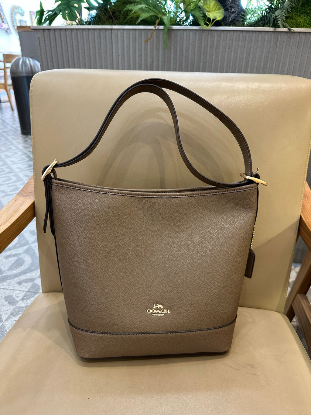 Coach Jude Duffle Bag em Signature Canvas Taupe Ferragens Douradas