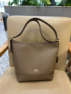 Coach Jude Duffle Bag em Signature Canvas Taupe Ferragens Douradas
