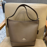 Coach Jude Duffle Bag em Signature Canvas Taupe Ferragens Douradas