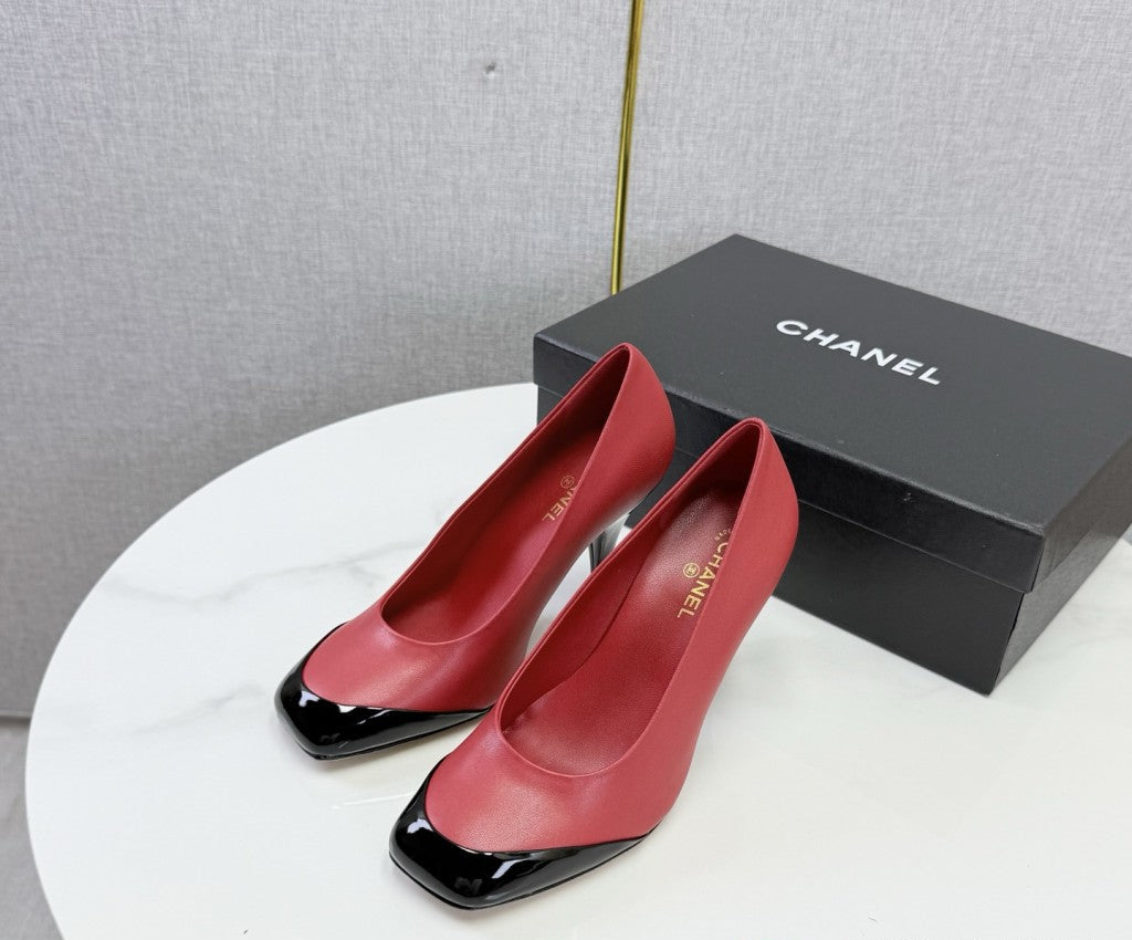 Chanel Square-Toe Cap-Toe Pumps in Red &  Black Leather. Salto 9 cm.