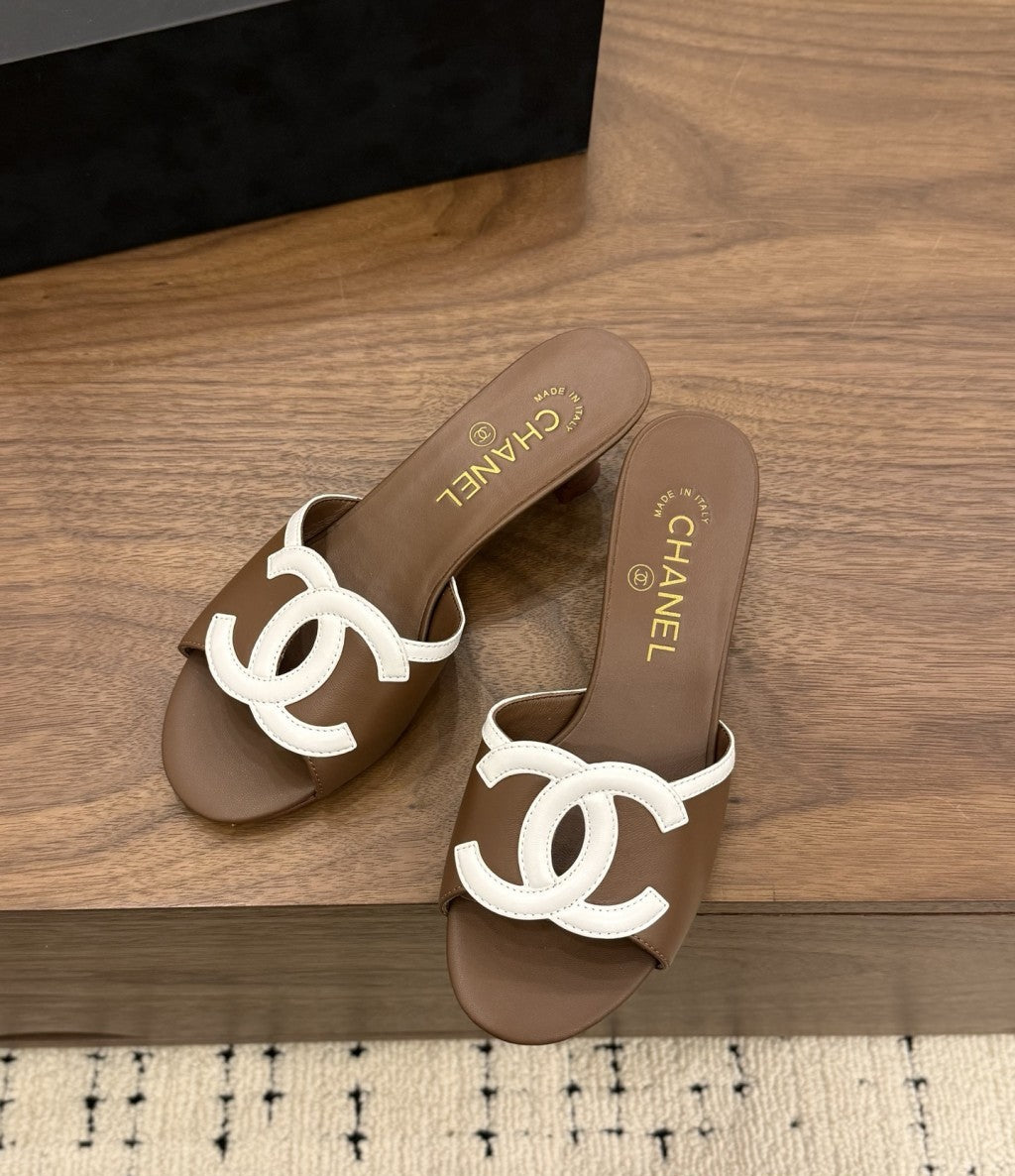 Chanel Interlocking CC Heeled Mules Brown & White. Salto 5 cm.