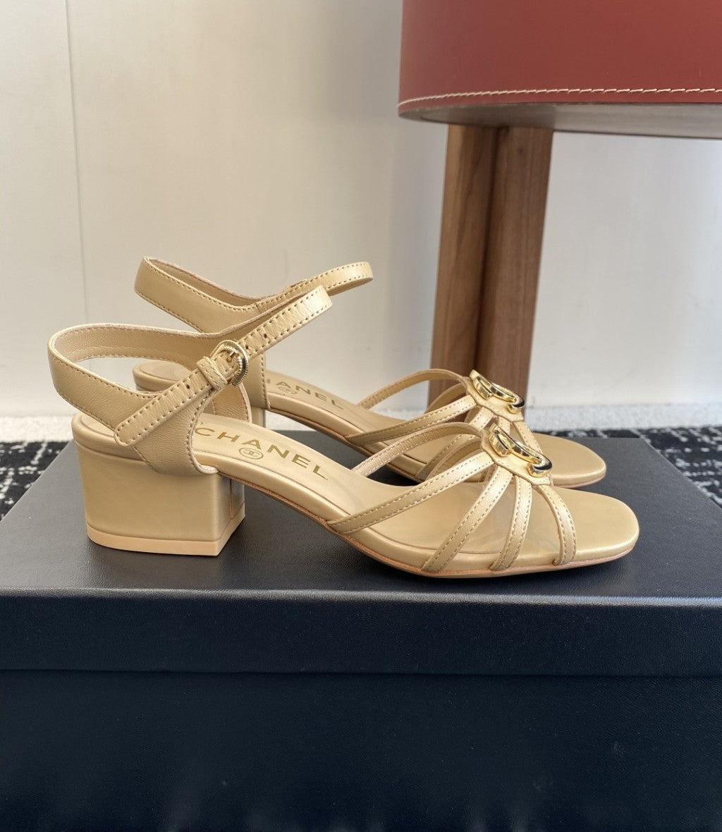 Chanel Interlocking CC Strappy Block Heel Sandal Bege. Salto 4,5 cm.