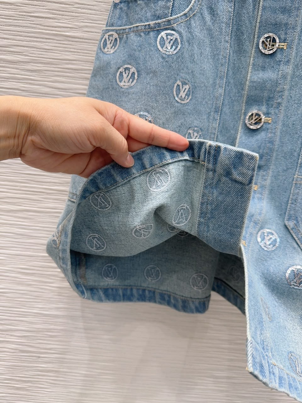 Louis Vuitton Vestido Denim Assinatura Em Paetês (Signature Sequin Denim Dress)