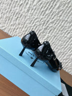 Prada Scarpin Open-Side Em Couro Verniz Preto Com Laço. Salto 7,5 cm.
