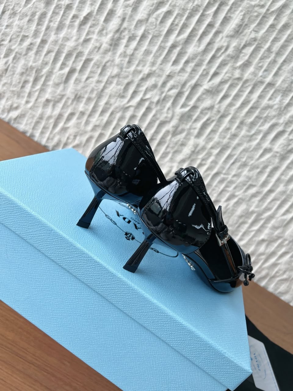 Prada Scarpin Open-Side Em Couro Verniz Preto Com Laço. Salto 7,5 cm.