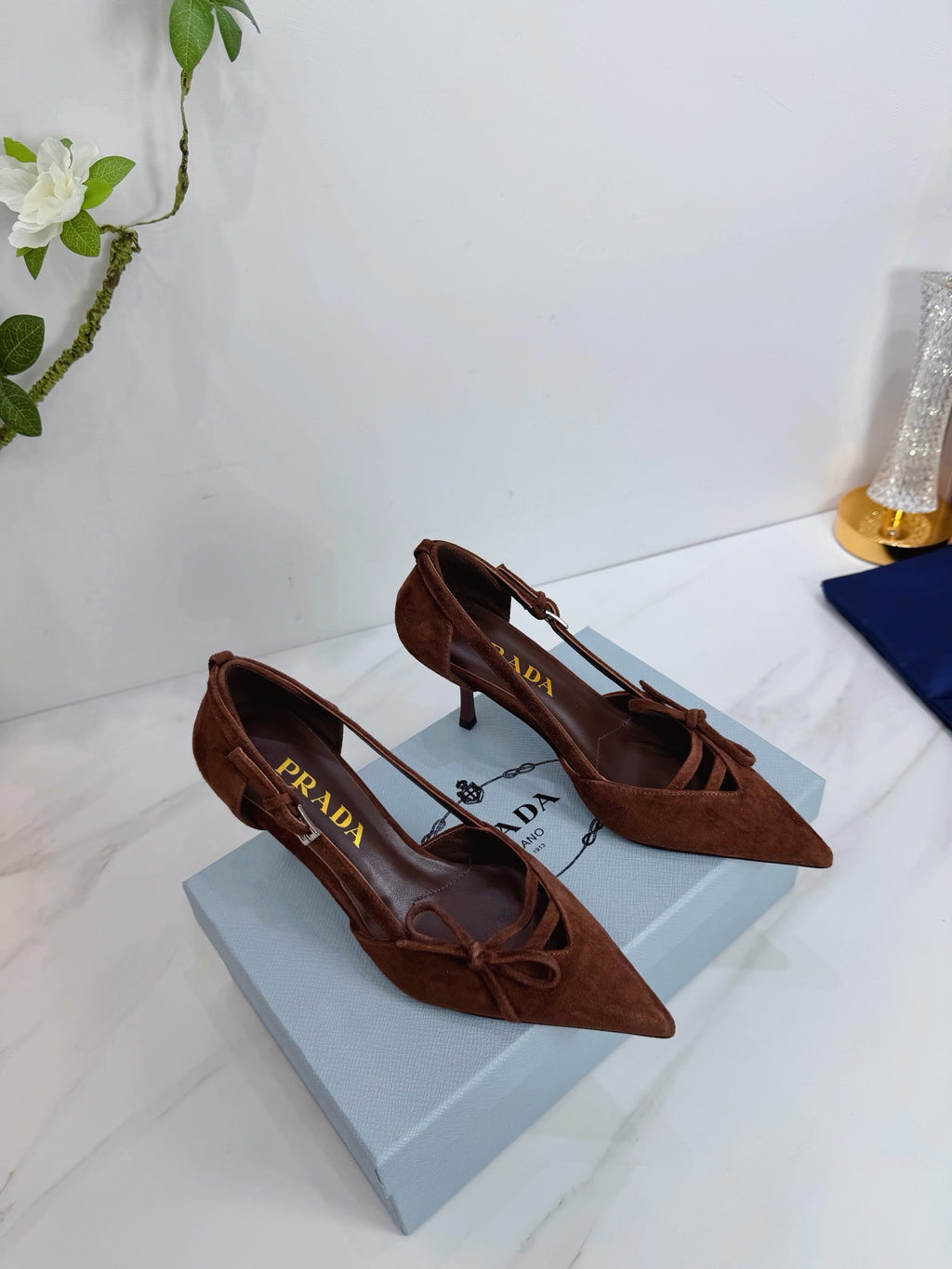 Prada Scarpin Open-Side Em Couro Camurça Marrom Com Laço. Salto 7,5 cm.