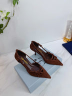 Prada Scarpin Open-Side Em Couro Camurça Marrom Com Laço. Salto 7,5 cm.