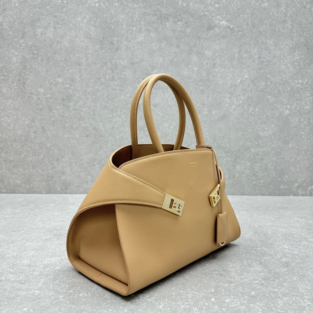 bolsa tote Ferragamo Hug bege