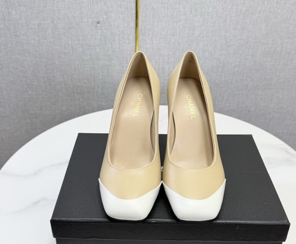 Chanel Square-Toe Cap-Toe Pumps in Beige & White Leather. Salto 9 cm.
