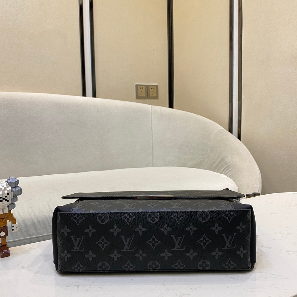 LV Messenger Explorer MM Shoulder Bag M40539