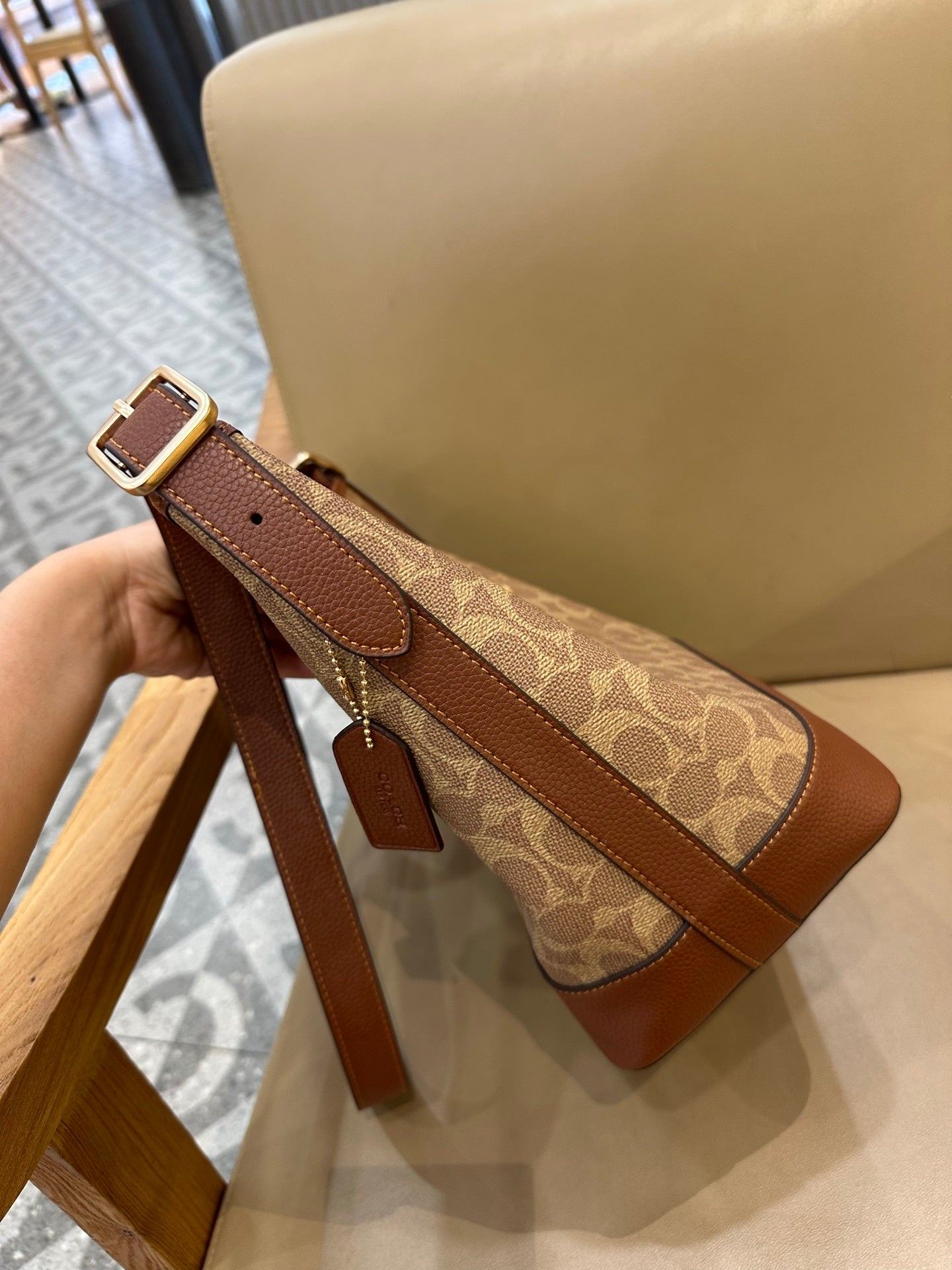 Coach Jude Duffle Bag em Signature Canvas Khaki Ferragens Douradas