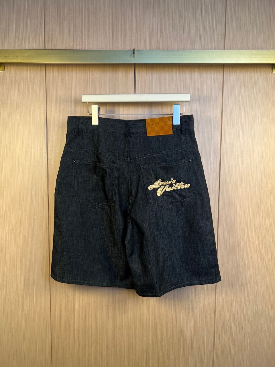 Short Louis Vuitton Utilitário em Jeans Bordado com Assinatura