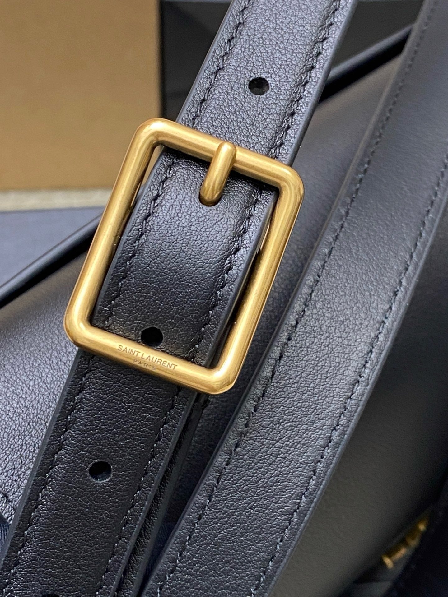 Saint Laurent Niki Saddle Shoulder Bag Black Ferragens Douradas
