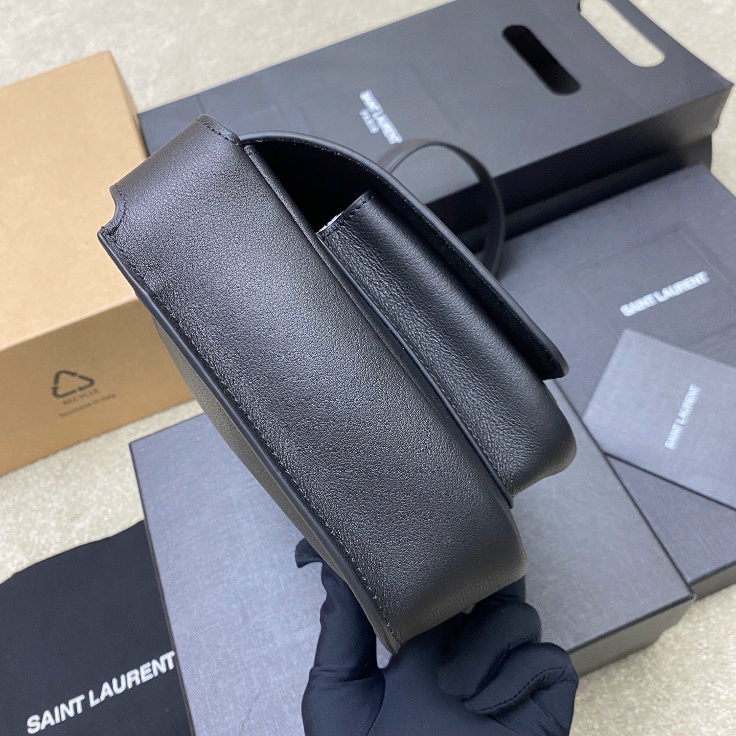 Saint Laurent Niki Saddle Shoulder Bag Black Ferragens Douradas