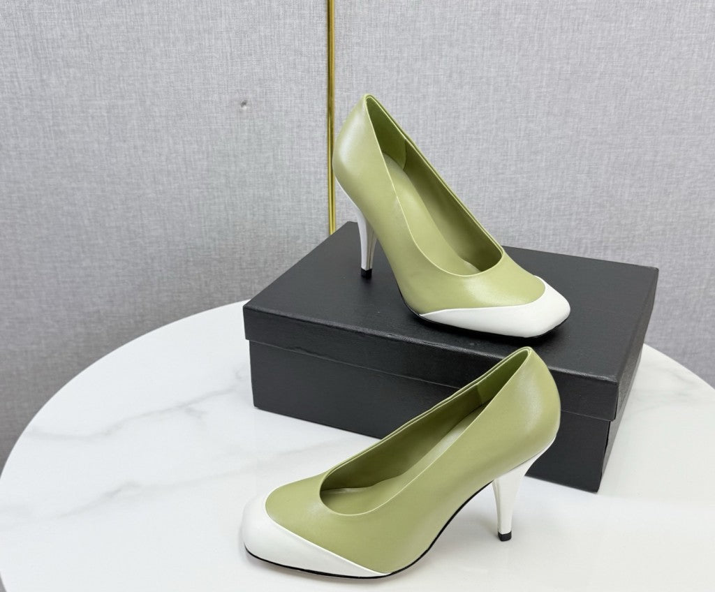 Chanel Square-Toe Cap-Toe Pumps in Olive Green & White Leather. Salto 9 cm.