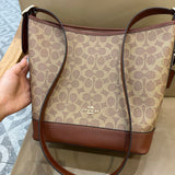 Coach Jude Duffle Bag em Signature Canvas Khaki Ferragens Douradas