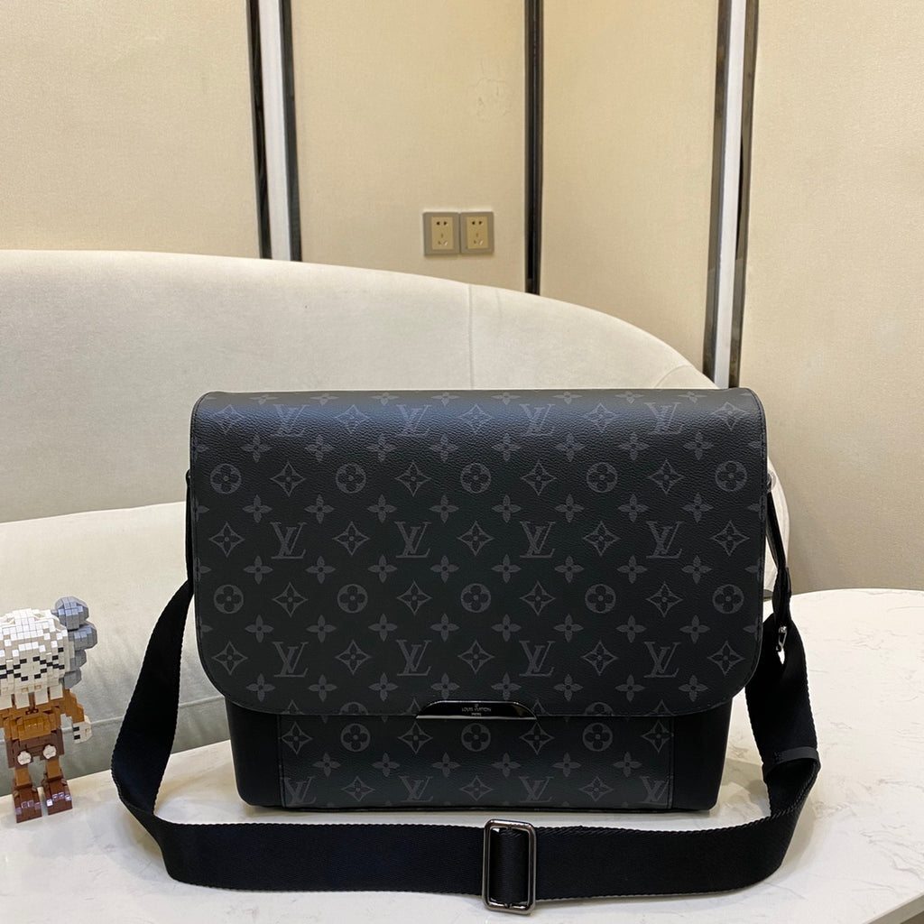 LV Messenger Explorer MM Shoulder Bag M40539