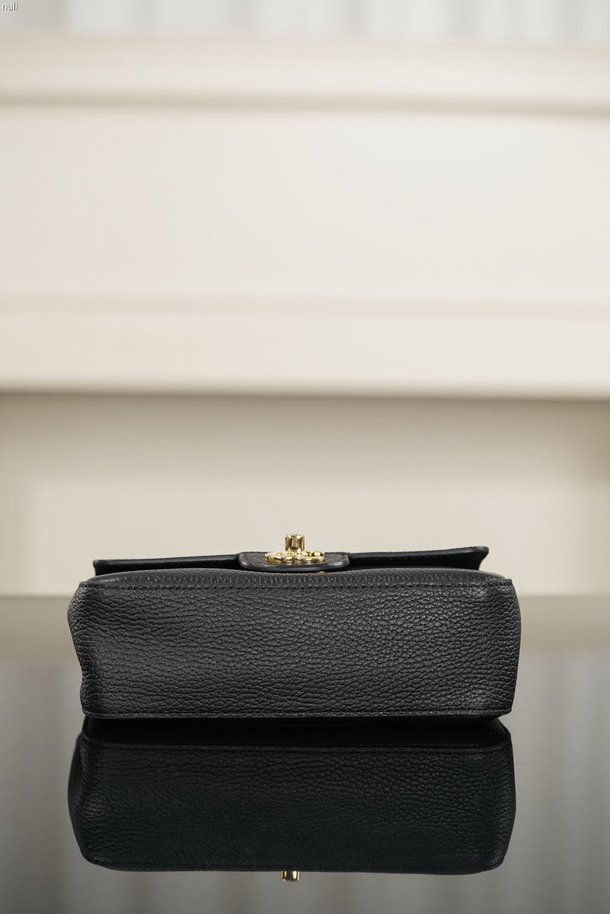 Chanel Maxi Souplissimo Flap Bag Black Ferragens Douradas