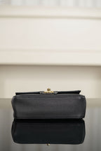 Chanel Maxi Souplissimo Flap Bag Black Ferragens Douradas