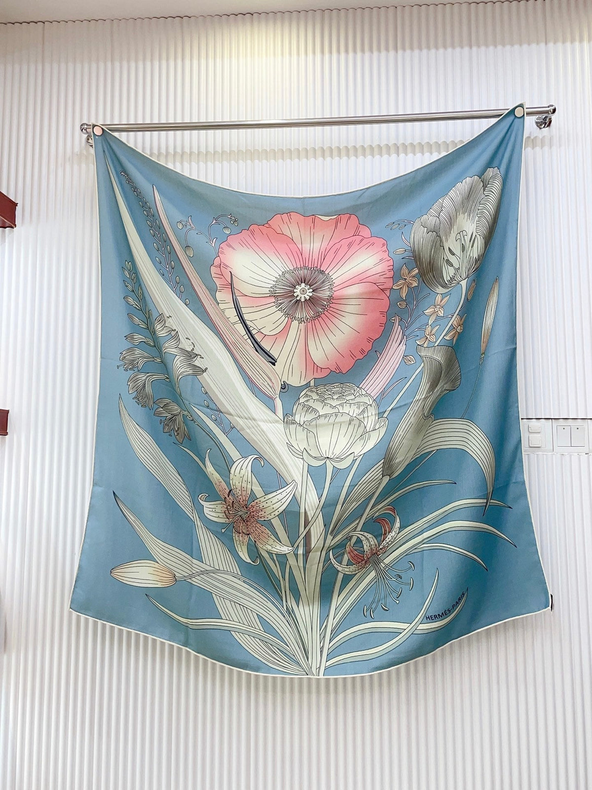 Lenço Hermès Carré 90 "Bouquet Final" Cor Azul Jeans / Rosa Pálido / Cinza Pérola