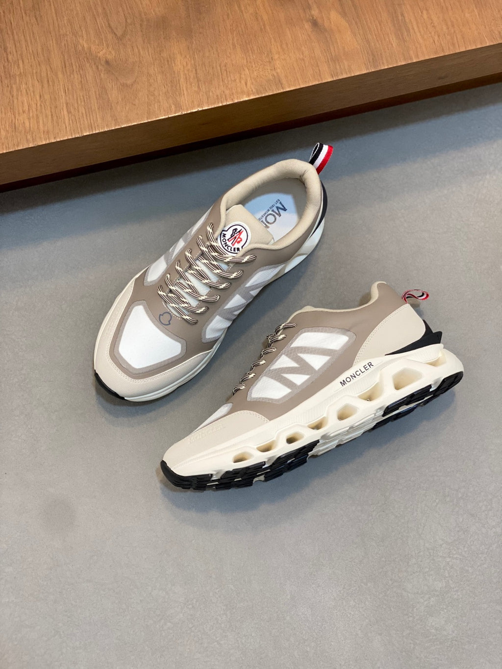 Tênis Moncler Leave No Trace Beje / Off White