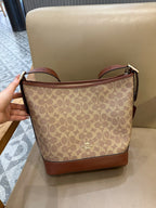 Coach Jude Duffle Bag em Signature Canvas Khaki Ferragens Douradas