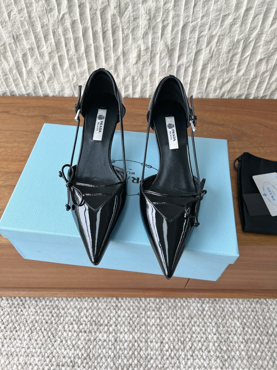 Prada Scarpin Open-Side Em Couro Verniz Preto Com Laço. Salto 7,5 cm.