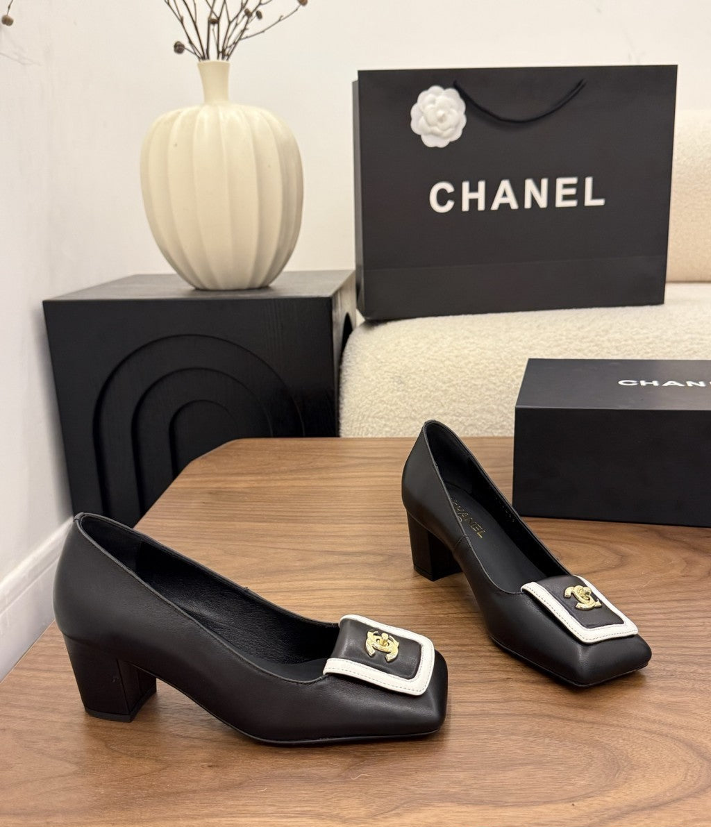 Chanel Blazy Turnlock Pumps Black Ivory. Salto 5 cm.