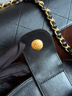 Chanel 35A Hobo Bag Matelassê Bicolor Marrom / Preto