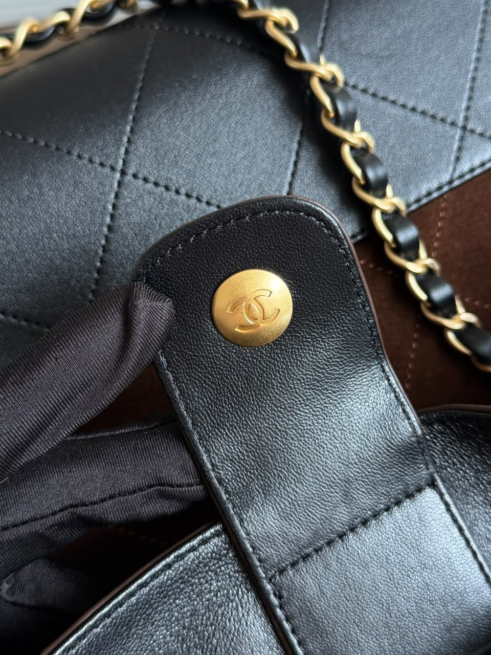Chanel 35A Hobo Bag Matelassê Bicolor Marrom / Preto
