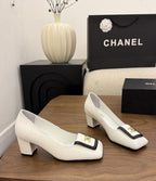 Chanel Blazy Turnlock Pumps Marfim. Salto 5 cm.