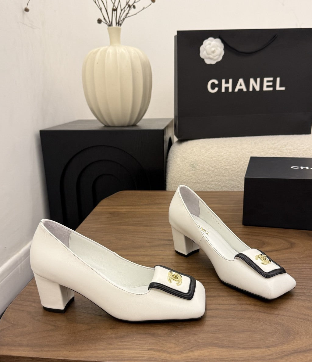 Chanel Blazy Turnlock Pumps Marfim. Salto 5 cm.
