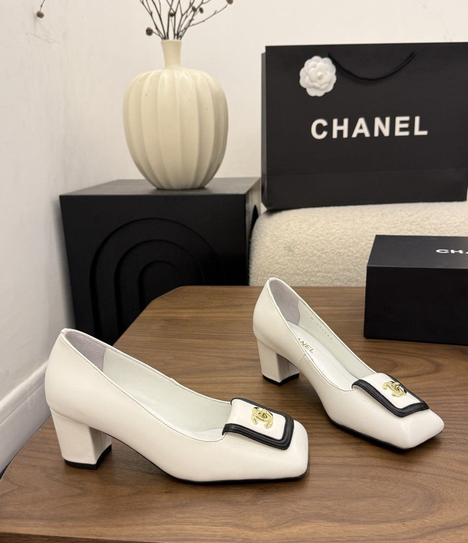Chanel Blazy Turnlock Pumps Marfim. Salto 5 cm.