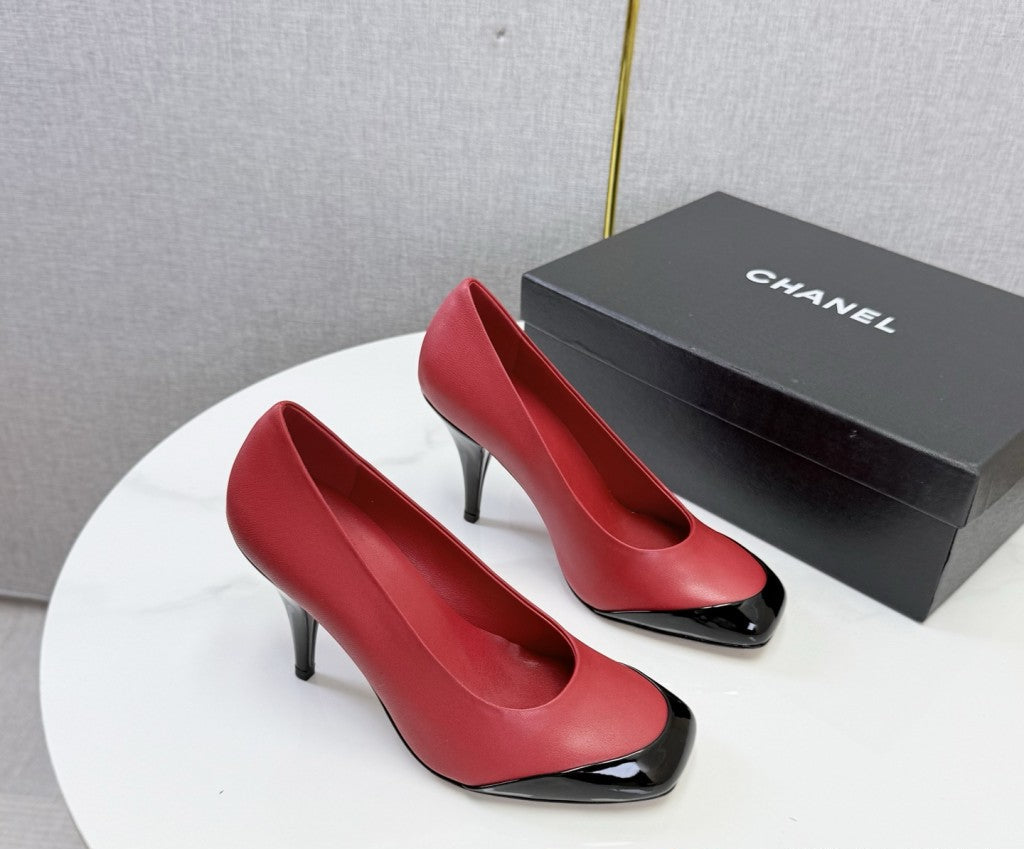 Chanel Square-Toe Cap-Toe Pumps in Red &  Black Leather. Salto 9 cm.