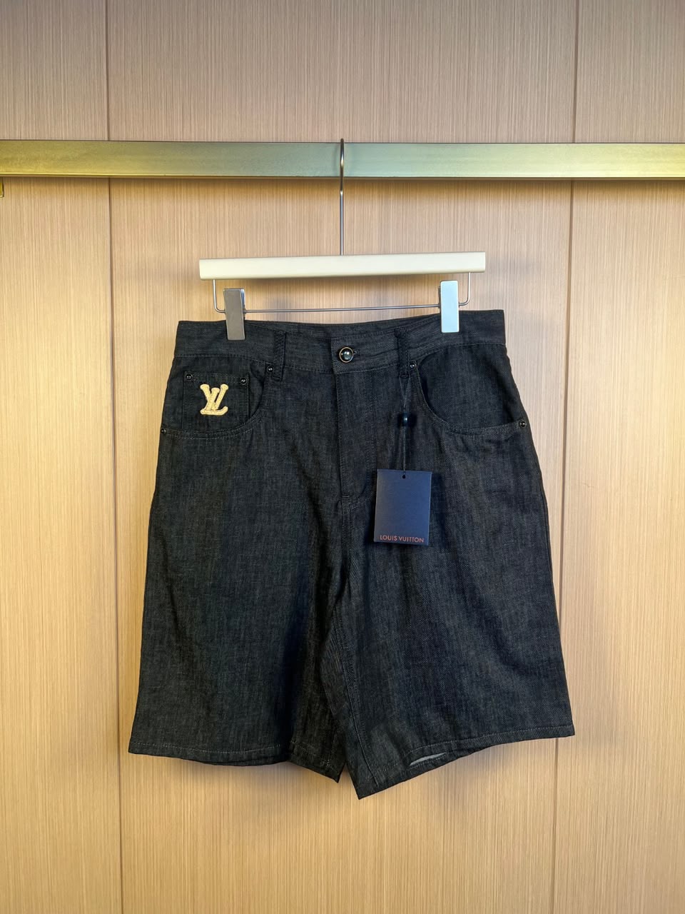 Short Louis Vuitton Utilitário em Jeans Bordado com Assinatura