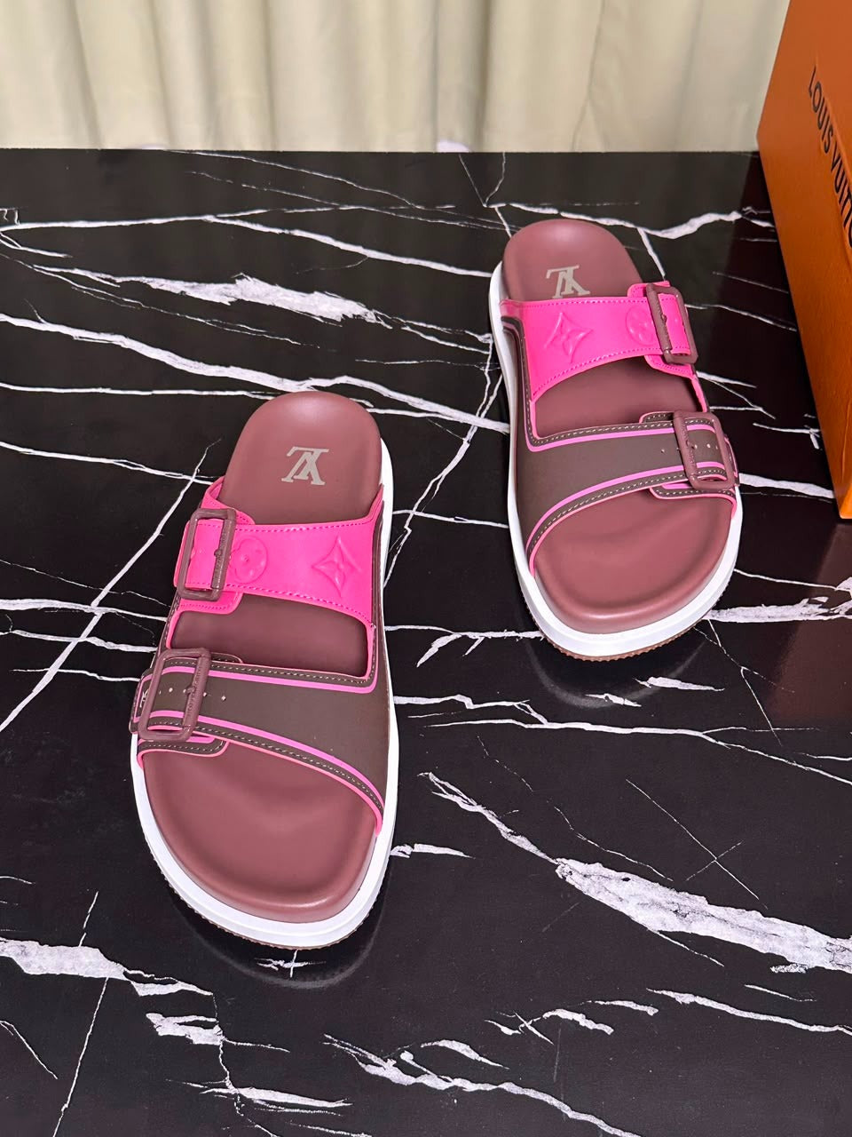 Sandália Louis Vuitton Trainer Mule Rose
