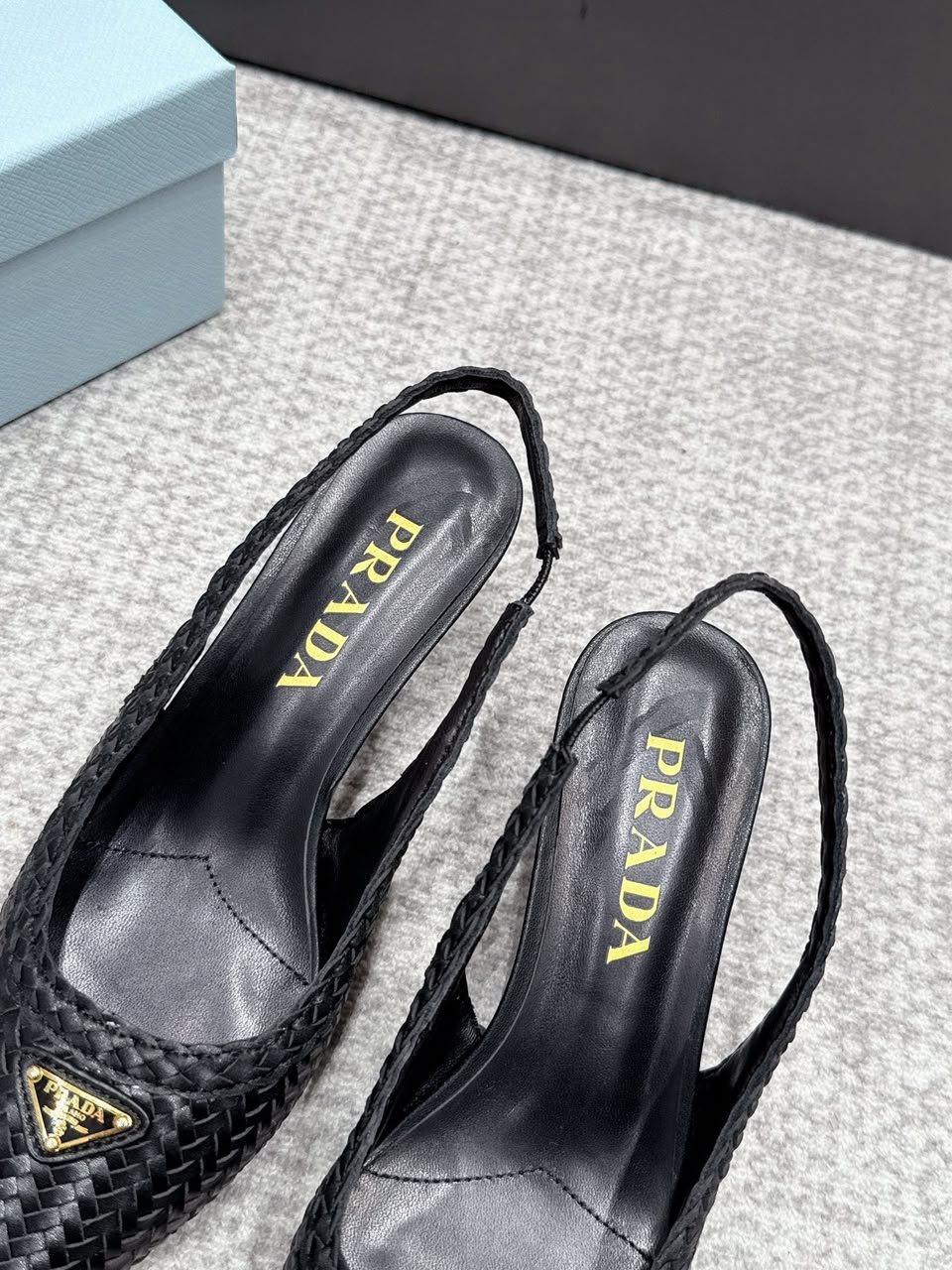 Prada Salto Slingback em Couro Trançado