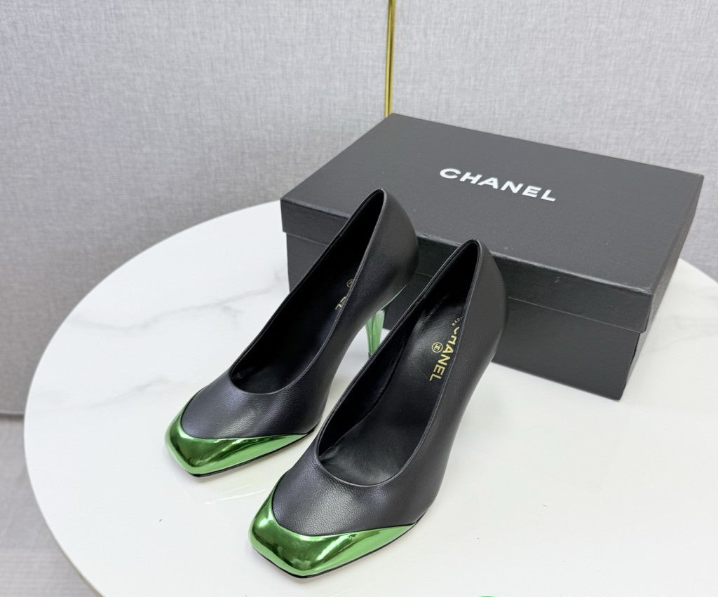 Chanel Square-Toe Cap-Toe Pumps in Black & Metallic Green Leather. Salto 9 cm.