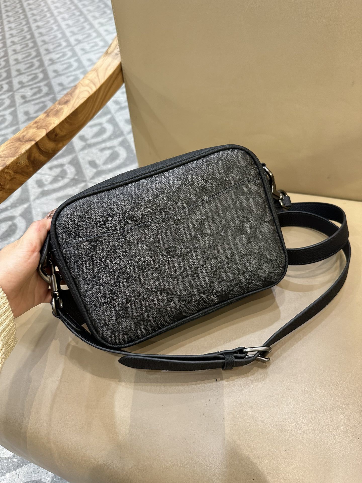 Bolsa Transversal Coach Warner em Canvas Signature Black