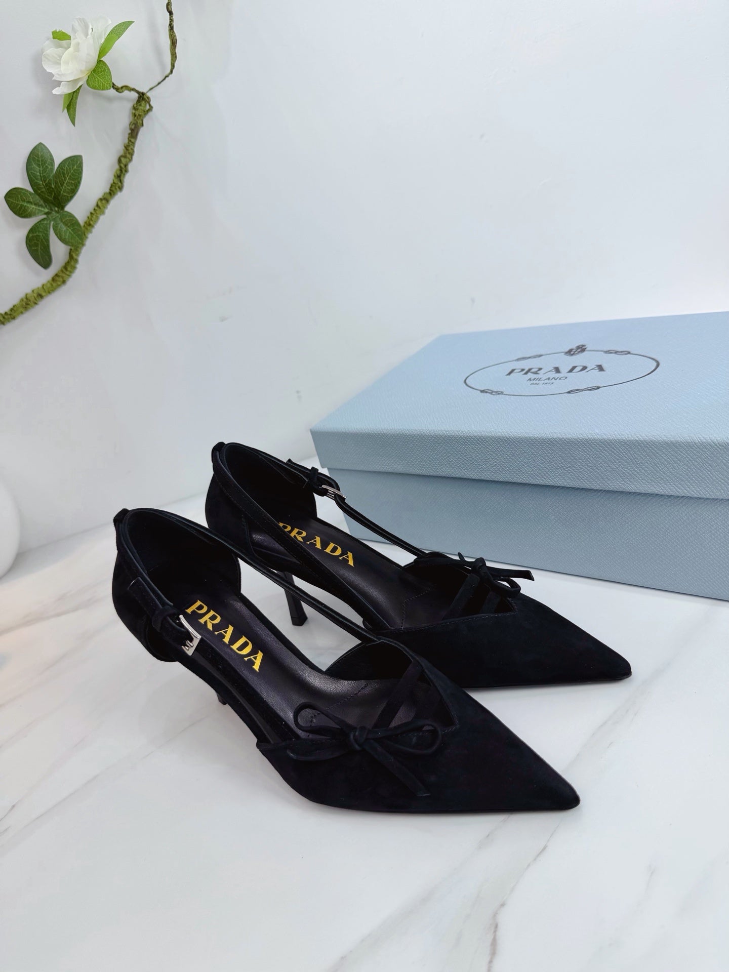 Prada Scarpin Open-Side Em Couro Camurça Preto Com Laço. Salto 7,5 cm.