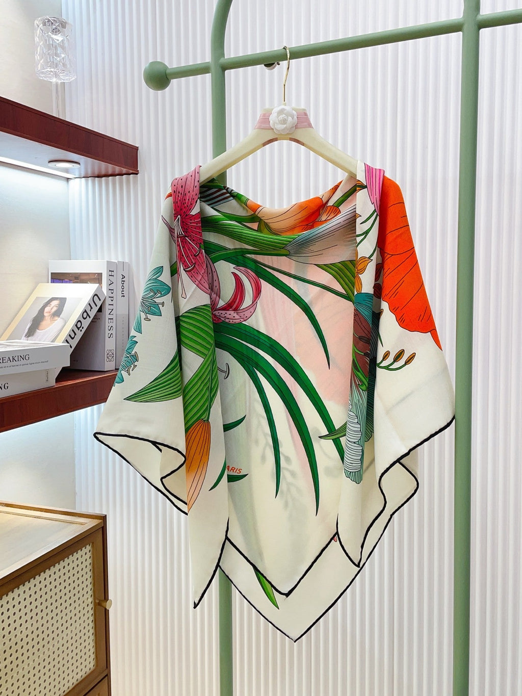 Lenço Hermès Carré 90 "Bouquet Final" Cor Off-White / Vermelho-Vermelhão / Verde