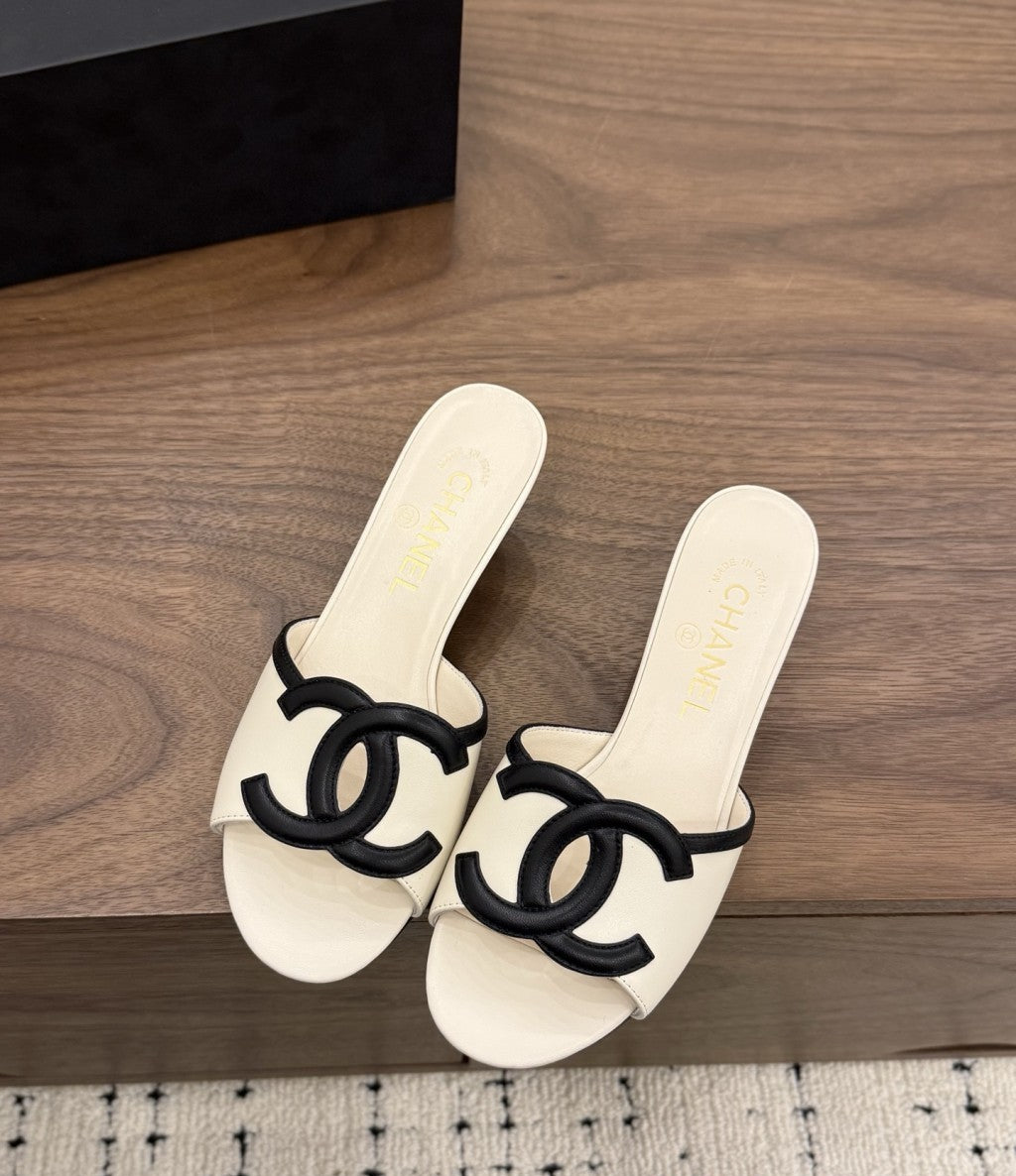 Chanel Interlocking CC Heeled Mules  Ivory & Black. Salto 5 cm.