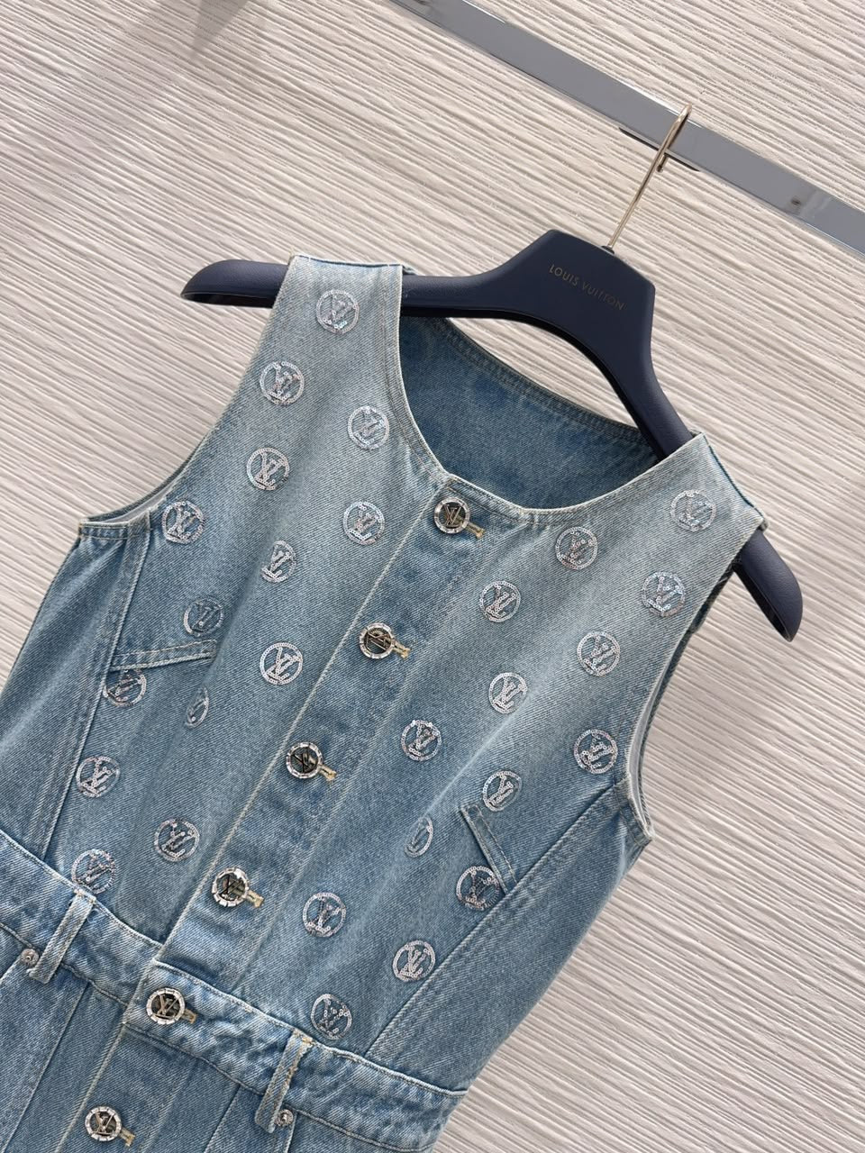 Louis Vuitton Vestido Denim Assinatura Em Paetês (Signature Sequin Denim Dress)