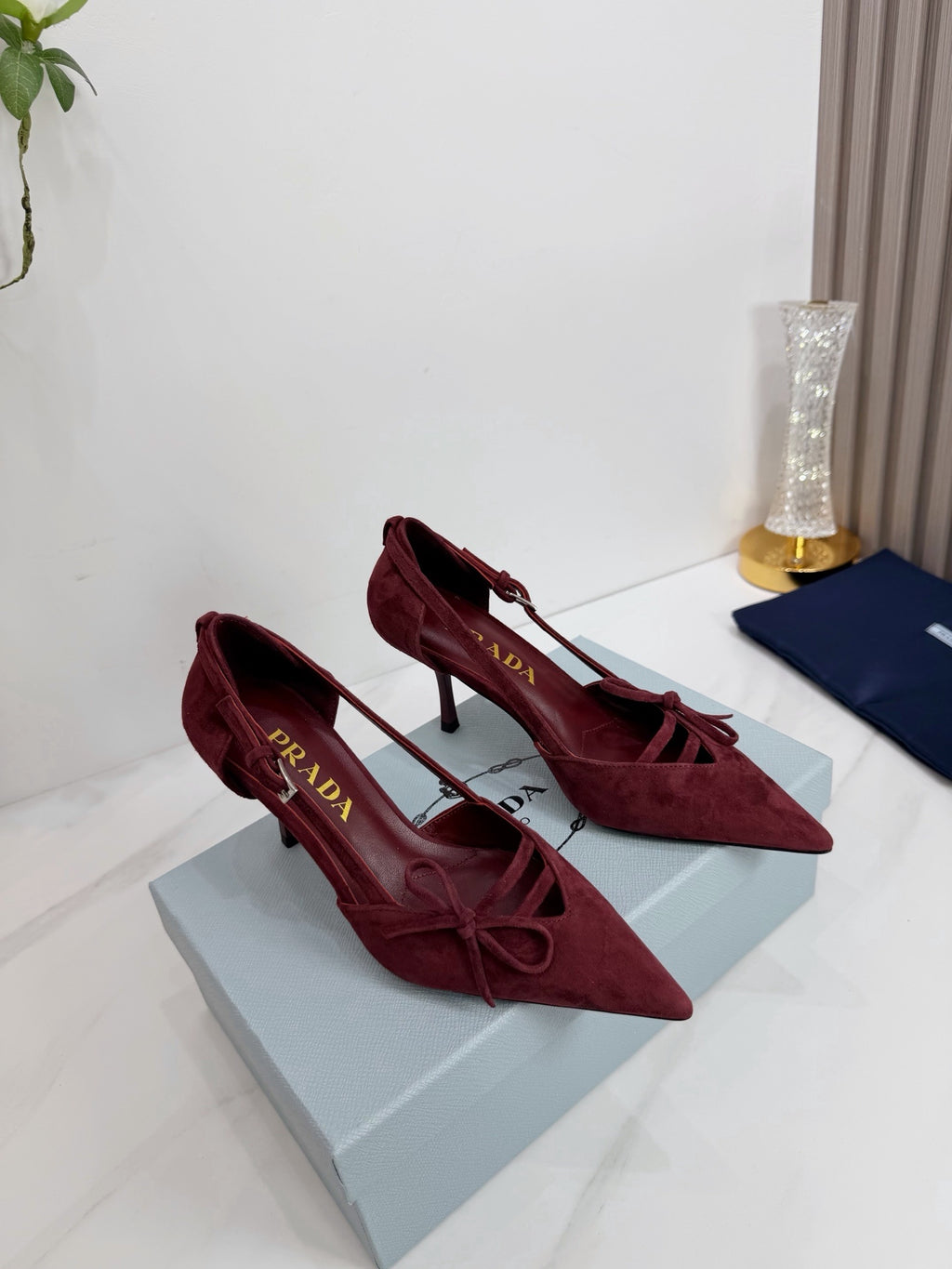 Prada Scarpin Open-Side Em Couro Camurça Vinho Com Laço. Salto 7,5 cm.