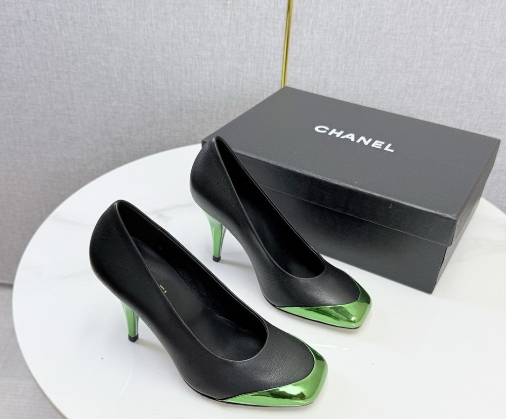 Chanel Square-Toe Cap-Toe Pumps in Black & Metallic Green Leather. Salto 9 cm.