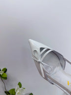 Prada Scarpin Open-Side Em Couro Verniz Branco Com Laço. Salto 7,5 cm.