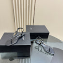 Saint Laurent Sandalia cassandra em couro envernizada